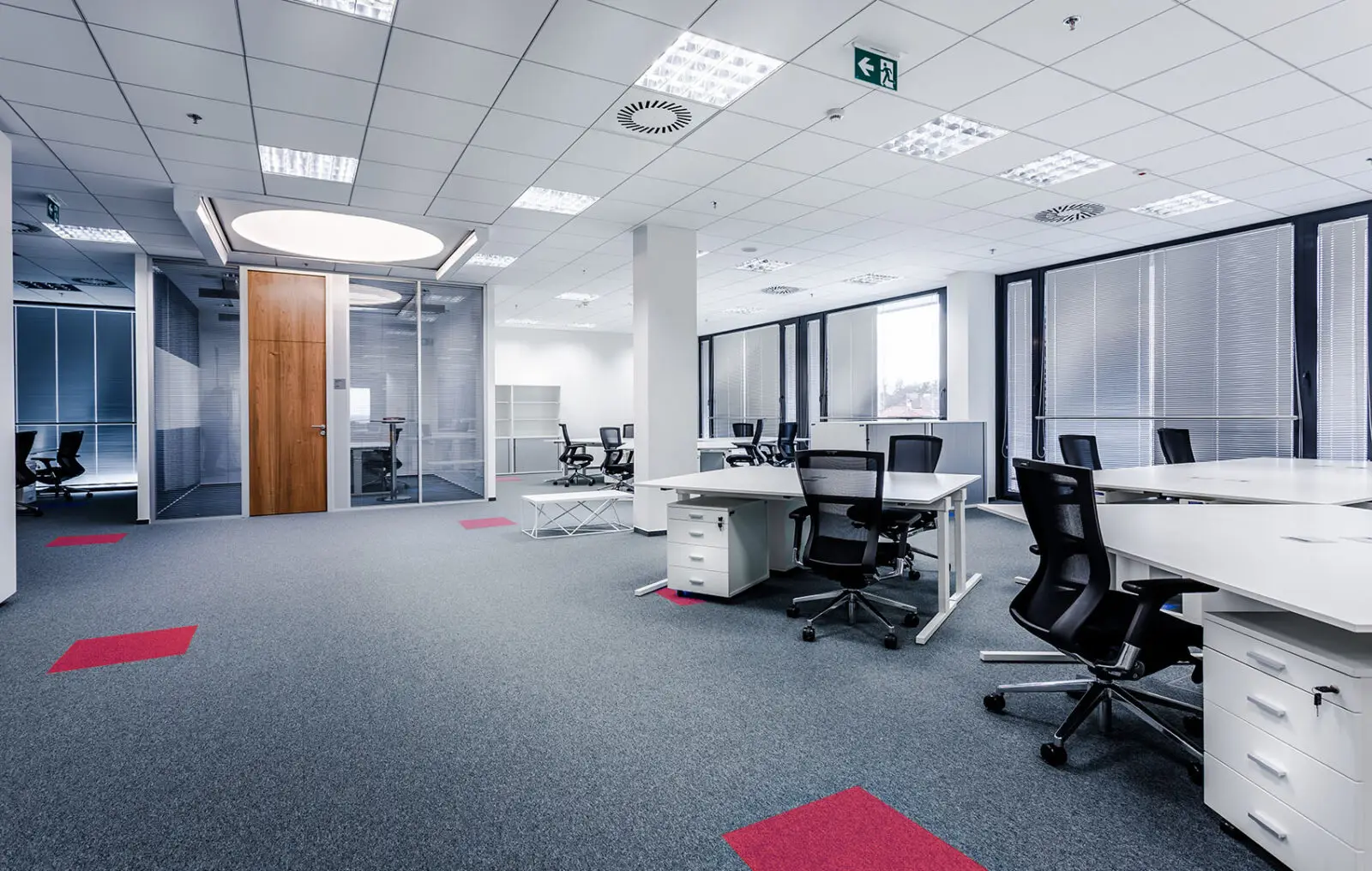 Zespół Rolbest wyposażył w&nbsp;Warszawie dwie wieże Towarowa Towers w&nbsp;3000 rolet wewnętrznych w&nbsp;kasecie .